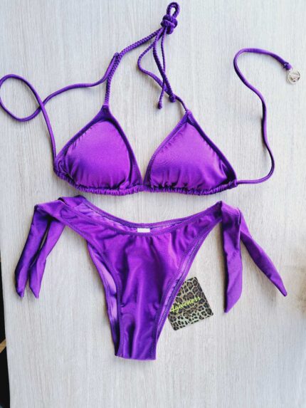 COSTUME DONNA 4GIVENESS NEL CLASSICO TRIANGOLO LISCIO CON IMBOTTITURA ESTRAIBILE E SLIP SGMBATO CIO FIOCCHI LATERALI. COLORE VIOLA