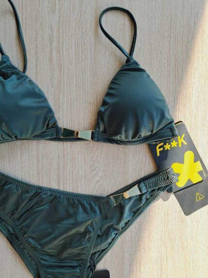 COSTUME DONNA EFFEK ESTATE 2025. TRIANGOLO CON IMBOTTITURA ESTRAIBILE, BRETELLINA E SOTTOSENO REGOLABILE. COMPLETA IL TUTTO UNA BRASILIANA. DETTAGLIO IN METALLO IN ENTRAMBI I PEZZI. BELLISSIMO COLORE VERDE MILITARE