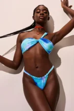 COSTUME DONNA MATINEE DELLA STAGIONE ESTATE 2025. FASCIA MONOSPALLA CON IMBOTTITURA ESTRAIBILE E BRASILIANA A TENDINA. COLORI DELL'AZZURRO E DEL BLU