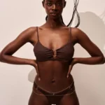 COSTUME DONNA MATINEE DELLA STAGIONE ESTATE 2025. TOP SENZA IMBOTTITURA CON DETTAGLIO CENTRALE, BRETELLINA REGOLABILE E BRASILIANA CON ANELLINO. BELLISSIMO COLOR CACAO CON LUREX ORO