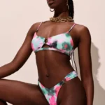 COSTUME DONNA MATINEE DELLA STAGIONE ESTATE 2025. TOP SENZA IMBOTTITURA, BRETELLINA REGOLABILE, DETTAGLIO TRA LE COPPE E BRASILIANA CON ANELLINI. FANTASIA FIORE NEL VERDE ACQUA E ROSA