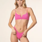 COSTUME DONNA EFFEK A TOP CON V TRA LE COPPE, IMBOTTITURA ESTRAIBILE, CHIUSURA CON GANCIO E BRETELLINA REGOLABILE. BRASILIANA A V. COLORE FUCSIA