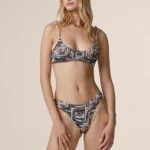 COSTUME DONNA ESTATE 2025 ME FUI. TOP CON IMBOTTITURA ESTRABILE, CHIUSRA CON GANCIO E BRETELLINA REGOLABILE CON DETTAGLI DI PERLINE. BRASILIA. FANTASIA TRIBALE SUI COLORI DEL MARRONE.