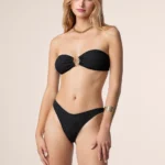 COSTUME DONNA ME FUI DELLA STAGIONE ESTATE 2025. FASCIA CON IMBOTTITURA ESTRAIBILE E DETTAGLIO IN METALLO TRA LE COPPE. BRASILIANA. TESSUTO A COSTINE NERO