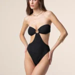 COSTUME DONNA ME FUI DELLA STAGIONE ESTATE 2025. TRIKINI A FASCIA CON IMBOTTITURA ESTRAIBILE E DETTAGLIO IN METALLO TRA LE COPPE. TESSUTO A COSTINE NEL COLOR NERO