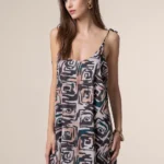 ABITO CORTO DONNA ME FUI DELLA STAGIONE ESTATE 2025. BELLISSIMO SCOLLO SULLA SCHIENA E BRETELLINA REGOLABILE. FANTASIA NEL COLORI DEL BEIGE E DEL MARRONE