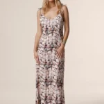 ABITO DONNA ME FUI DELLA STAGIONE ESTATE 2025. VESTITO LUNGO CON BELLISSIMO SCOLLO SULLA SCHIENA E BRETELLINA REGOLABILE. FANTASIA NEI COLORI DEL BEIGE E DEL MARRONE