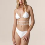 COSTUME DONNA ESTATE 2025 ME FUI TRIANGOLO CON IMBOTTITURA ESTRAIBILE E LACCIO LUNGO DA LEGARE INTORNO LA VITA. BRASILIANA. COLORE BIANCO