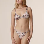 COSTUME DONNA ME FUI ESTATE 2025. TRIANGOLO CON IMBOTTITURA ESTRAIBILE, CHIUSURA CON GANCIO E BRETELLINA ARRICCIATA. BELLISSIMA LA BRASILIANA ANCH'ESSA CON I LATERALI ARRICCIATI. FANTASIA NEI COLORI BEIGE E MARRONE