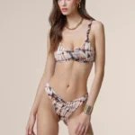 COSTUME DONNA ME FUI ESTATE 2025. TOP CON IMBOTTITURA ESTRAIBILE, CHIUSURA CON GANCIO R CLASSICA BRETELLINA ARRICCIATA. BRASILIANA CON ARRICCIO POSTERIORE CHE CREA UN EFFETTO PUSH UP. FANTASIA NEI COLORI DEL BEIGE E MARRONE