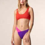 COSTUME DONNA ME FUI DELLA STAGIONE ESTATE 2025. TOP CON IMBOTTITURA ESTRAIBILE E BRASILIANA. TESSUTO A COSTINE NEI COLORI VIOLA, ROSSO E FUCSIA