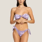 COSTUME DONNA 4GIVENESS A DUE PEZZI DELLA STAGIONE ESTATE 2025. FASCIA CON IMBOTTITURA ESTRAIBILE E BELLISSIMO DETTAGLIE TRA LE COPPE. SLIP CON FIOCCHI. FANTASIA SUL LILLA