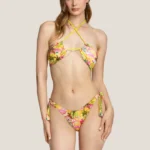 costume donna 4giveness della stagione estate 2025 Fascia incrociata con imbottitura estraibile e slip con fiocchi. Fantasia eden con palme e fiori