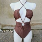 COSTUME DONNA INTERO MATINEE DELLA COLLEZIONE ESTATE 2025. COPPA ESTRAIBILE E BELLISSIMO DETTAGLIO SUL DAVANTI. COLORE MARRONE CON LUREX ORO