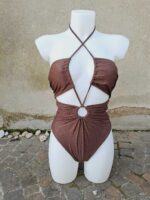 COSTUME DONNA INTERO MATINEE DELLA COLLEZIONE ESTATE 2025. COPPA ESTRAIBILE E BELLISSIMO DETTAGLIO SUL DAVANTI. COLORE MARRONE CON LUREX ORO