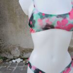 COSTUME DONNA MATINEE A DUE PEZZI DELLA STAGIONE ESTATE 2025. TOP CON IMBOTTITURA ESTRAIBILE E BRETELLINA REGOLABILE. BRASILIANA A V. FANTASIA FIORE CON BASE VERDE ACQUA