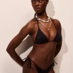 COSTUME DONNA MATINEE DELLA COLLEZIONE ESTATE 2025. TRIANGOLO CONIMBOTTITURA ESTRAIBILE E STRASS APPLICATI. SLIP CON LACCETTI LATERALI. COLORE NERO