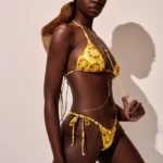 COSTUME DONNA MATINEE DELLA STAGIONE ESTATE 2025. TRIANGOLO CLASSICO E SLIP CON LACCETTI NELLA FANTASIA DIE TYE GIALLO