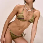 COSTUME DONNA MATINEE DELLA STAGIONE ESTATE 2025. TRIANGOLO CON IMBOTTITURA ESTRAIBILE E SLIP CON LACCI LATERALI. FANTASIA VERDE TROPICALE