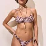 COSTUME DONNA MATINEE A DUE PEZZI DELLA STAGIONE ESTATE 2025. TOP CON IMBOTTITURA ESTRAIBILE E BRETELLINA REGOLABILE. BRASILIANA A V. FANTASIA ZEBRATA MARRONE