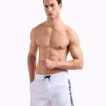 COSTUME UOMO EMPORIO ARMANI A PANTALONCINO DELLA COLLEZIONE ESTATE 2025. COLORE BIANCO CON SCRITTA NERA RICAMATA