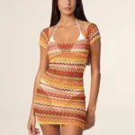 ABITO CORTO DONNA MARE EFFEK DELLA STAGIONE ESTATE 2025. MEZZA MANICA E BELLISSIMO SCOLLO SULLA SCHIENA. CROCHET DAI COLORI ESTIVI