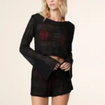 MAGLIA CROP DONNA EFFEK DELLA STAGIONE ESTATE 2025. MANICA LUNGA AMPIA E BELLISSIMO SCOLLO SULLA SCHIENA. TESSUTO TRAFORATO NERO