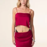 CROP TOP DONNA EFFEK DELLA STAGIONE ESTATE 2025. BELLISSIMO COLOR BORDEAUX IN TESSUTO SIMIL RASO CON BRETELLINA REGOLABILE