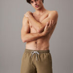 COSTUME UOMO CALVIN KLEIN A PANTALONCINO DELLA STAGIONE ESTATE 2025. COLORE VERDE MILITAR E LOGO GIALLO