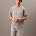 TSHIRT UOMO CALVIN KLEIN DELLA STAGIONE ESTATE 2025. COTONO GRIGIO CON LOGO RICAMATO TONO SU TONO
