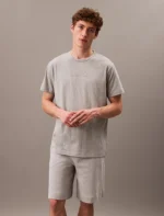 TSHIRT UOMO CALVIN KLEIN DELLA STAGIONE ESTATE 2025. COTONO GRIGIO CON LOGO RICAMATO TONO SU TONO