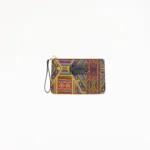 POCHETTE MARE 4GIVENESS IN CANVAS DELLA STAGIONE ESTATE 2025. FANTASIA A RIGHINE SU BASE VIOLA