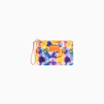 POCHETTE MARE 4GIVENESS IN CANVAS DELLA STAGIONE ESTATE 2025. FANTASIO FIORI SFOCATI NEI COLORI VIOA, AZZURRO E GIALLO
