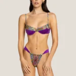 COSTUME DONNA 4GIVENESS DELLA STAGIONE ESTATE 2025. BALCONCINO NON IMBOTTITO E BRASILIANA A TENDINA FANTASIA A RIGHINE E BASE VIOLA