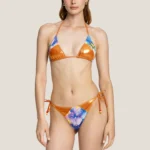 COSTUME DONNA 4GIVENESS DELLA STAGIONE ESTATE 2025. TRIANGOLO E BRASILIANA CON LACCETTI NELLA FANTASIA FIORI SFOCATI CON DETTAGLI LAMINATI ARANCIO E PERLINE