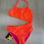 COSTUME BIMBA EFFEK TRIKINI DELLA STAGIONE ESTATE 2025. TESSUTO SPUGNA A COSTINE NEL COLORE ARANCIO FLUO