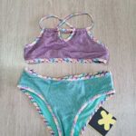 COSTUME BIMBA EFFEK A DUE PEZZI DELLA STAGIONE ESTATE 2025. TOP E SLIP IN LUREX LILLA ED AZZURRO