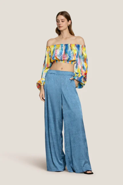 PANTALONE DONNA 4GIVENESS DELLA STAGIONE ESTATE 2025. LARGO E MORBIDO, OTTIMO PER RIMANERE FRESCHE. COLORE SIMIL DEMIN