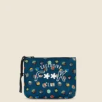 POCHETTE MARE EFFEK IN NEOPRENE DELLA COLLEZIONE ESTATE 2025. VERDE PETROLIO CON STAMPA DI PESCE PALLA COLORATA