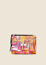 POCHETTE MARE EFFEK IN NEOPRENE DELLA COLLEZIONE ESTATE 2025. FANTASIA A ZIG ZAG NEL COLORE LILLA E BEIGE