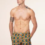 COSTUME UOMO EFFEK A PANTALONCINO DELLA STAGIONE ESTATE 2025. BASE COLOR GIALLO/ARANCIO CON FANTASIA TRIBALE