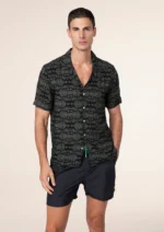 CAMICIA UOMO EFFEK DELLA COLLEZIONE ESTATE 2025. MANICA CORTA E MORBIDISSIMA VISCOSA. COLORE NERO CON FANTASIA LEGGERISSIMA VERDE SALVIA