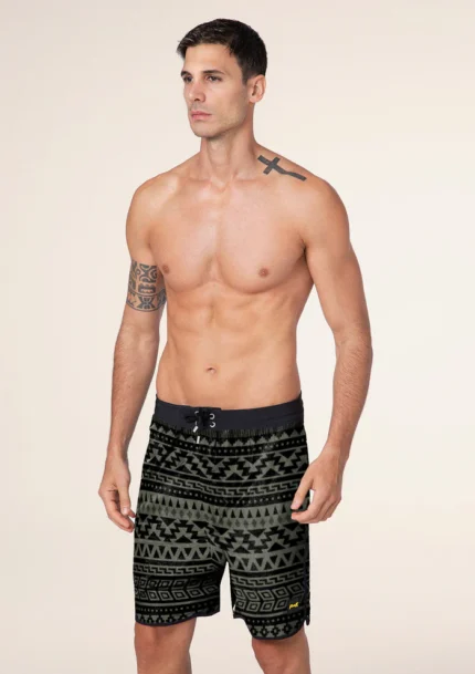 COSTUME UOMO EFFEK A PANTALONCINO DA SURFISTA DELLA STAGIOE ESTATE 2025. COLORE BASE VERDE MILITARE CON FANTASIA TRIBALE