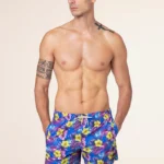 COSTUME UOMO EFFEK A PANTALONCINO DELLA COLLEZIONE ESTATE 2025. COLORE BASE BLU CHIARO CON STAMPA DI FIORI COLORATI