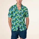 CAMICIA UOMO EFFEK DELLA COLLEZIONE ESTATE 2025. MANICA CORTA IN VISCOSA BASE BIANCA CON FANTASIA DI FIORI E FOGLIE