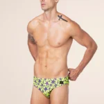 COSTUME UOMO EFFEK A SLIP DELLA COLLEZIONE ESTATE 2025. BASE GIALLO/VERDE FLUO CON STELLE MARINE VIOLA