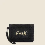 POCHETTE MARE DONNA EFFEK DELLA STAGIONE ESTATE 2025. IN RAFIA NERA CON LOGO RICAMATO BEIGE, ZIP E LACCETTO PER PORTARLA AL POLSO