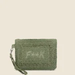 POCHETTE MARE DONNA EFFEK DELLA STAGIONE ESTATE 2025 IN RAFIA VERDE SALVIA CON LOGO RICAMATO VERDE, ZIP E LACCETTO PER PORTARLA AL POLSO