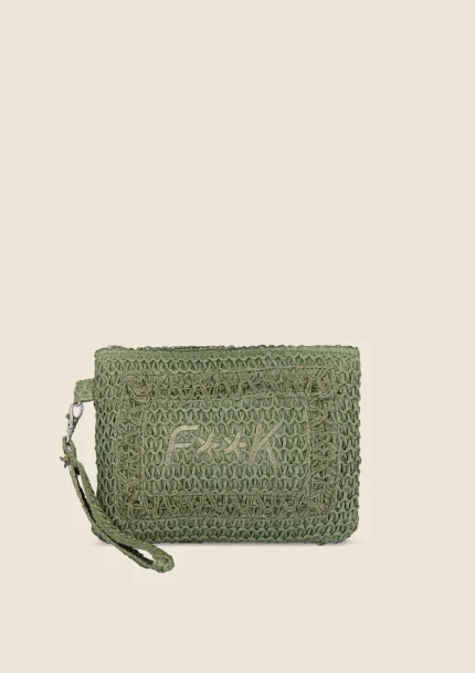 POCHETTE MARE DONNA EFFEK DELLA STAGIONE ESTATE 2025 IN RAFIA VERDE SALVIA CON LOGO RICAMATO VERDE, ZIP E LACCETTO PER PORTARLA AL POLSO