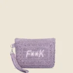 POCHETTE MARE EFFEK DELLA STAGIONE ESTATE 2025 IN RAFIA LILLA CON LOGO RICAMATO BIANCO, ZIP E LACCETTO PER PORTARLA AL POLSO